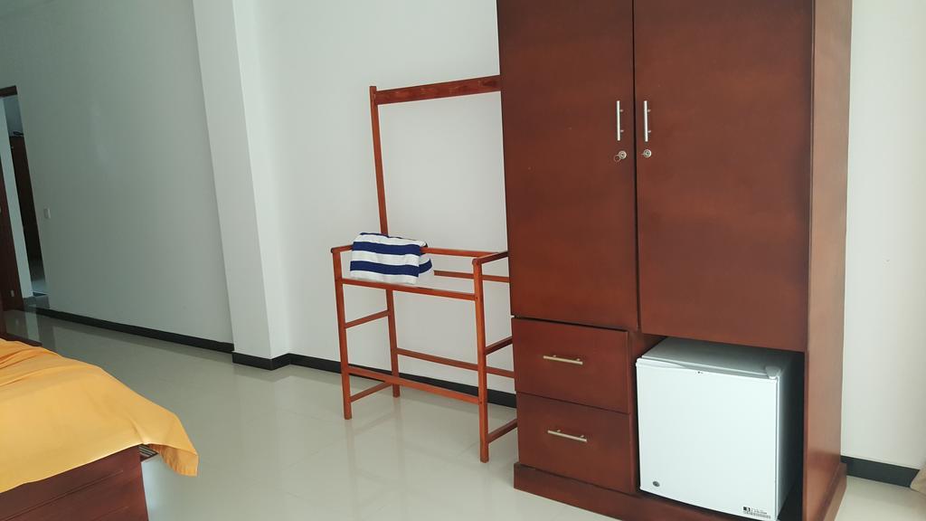 The Den Guest House Hikkaduwa Ngoại thất bức ảnh